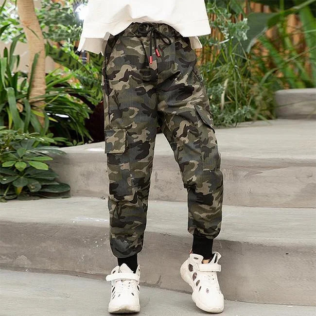 Cargo femme militaire sale
