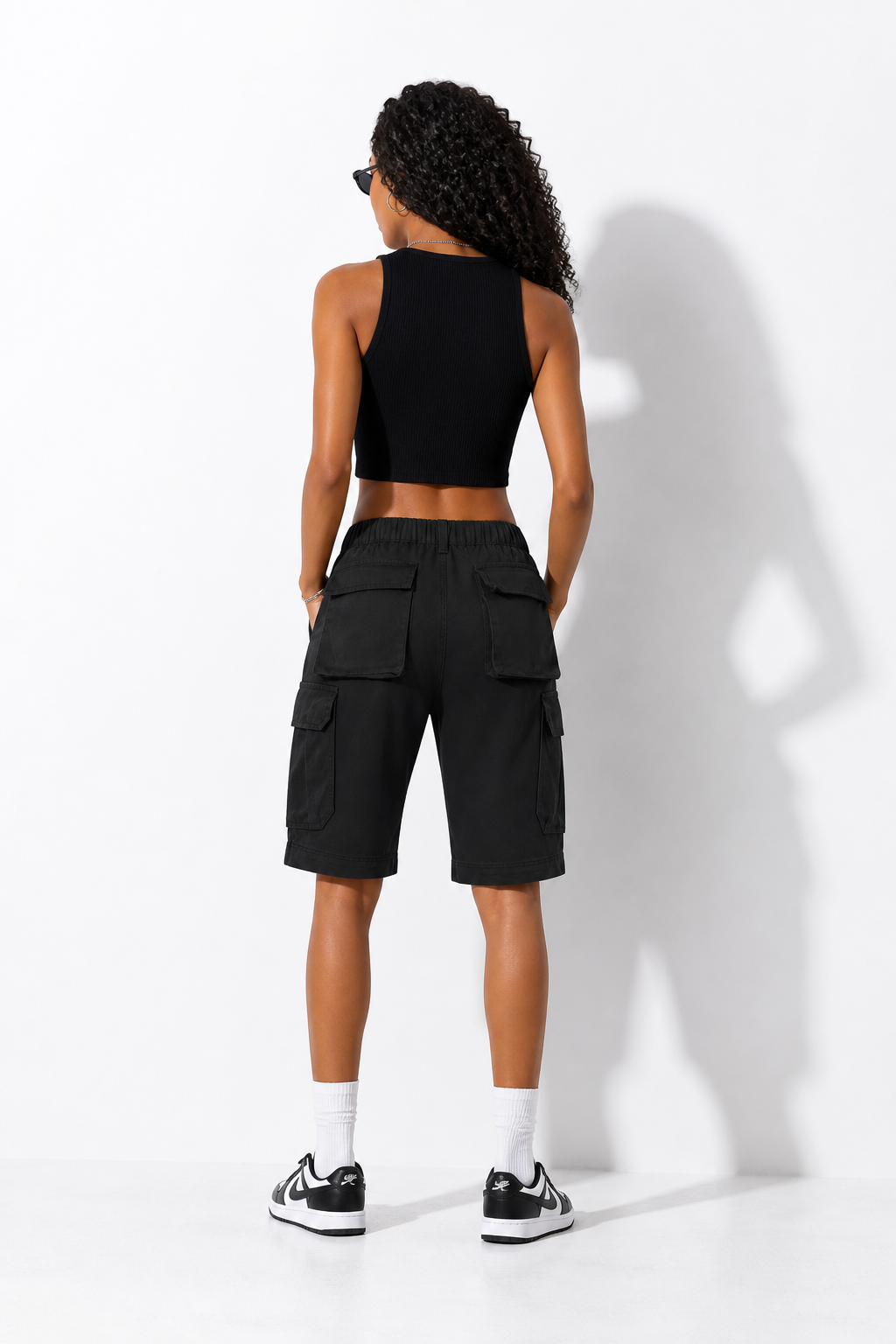 SHORT CARGO FEMME NOIR ÉLASTIQUE de dos