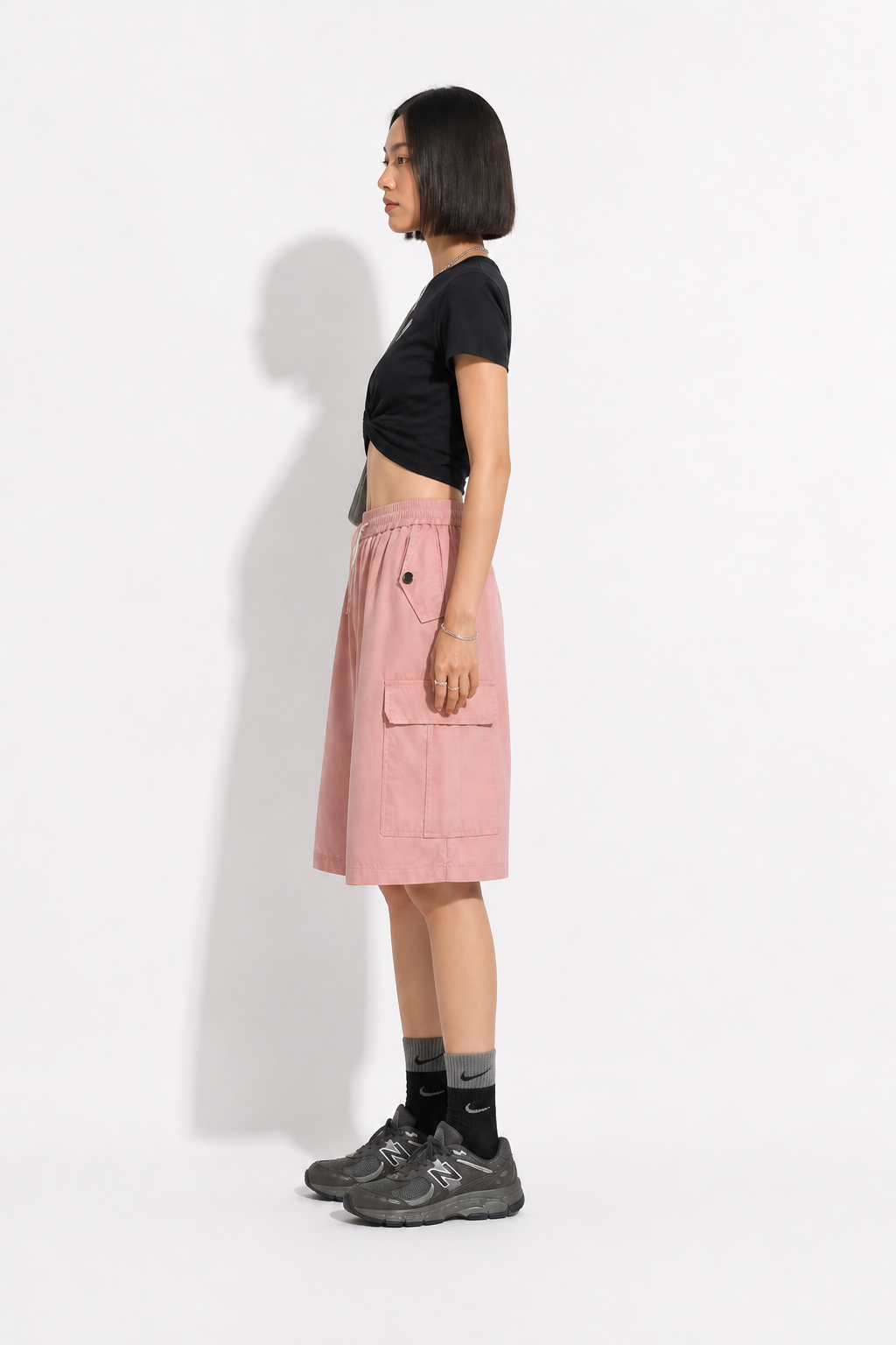 SHORT CARGO FEMME ROSE OVERSIZE de profil