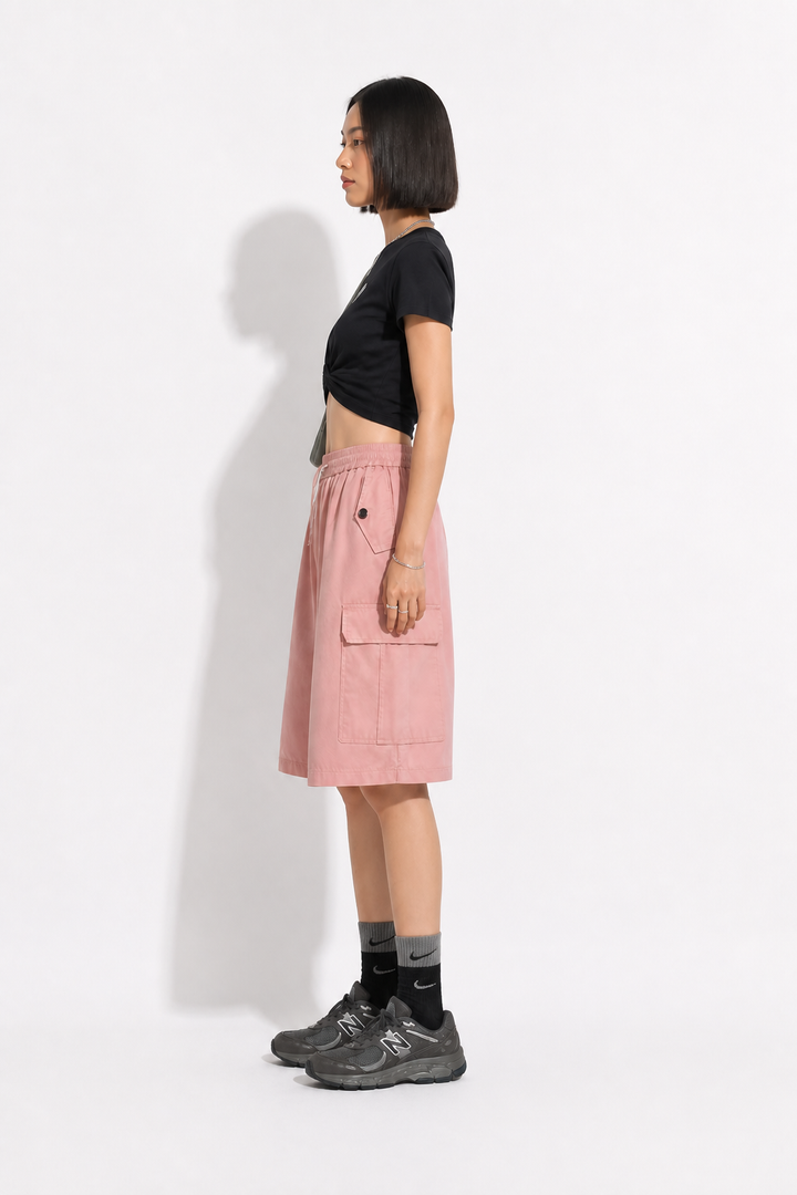 SHORT CARGO FEMME ROSE OVERSIZE de profil