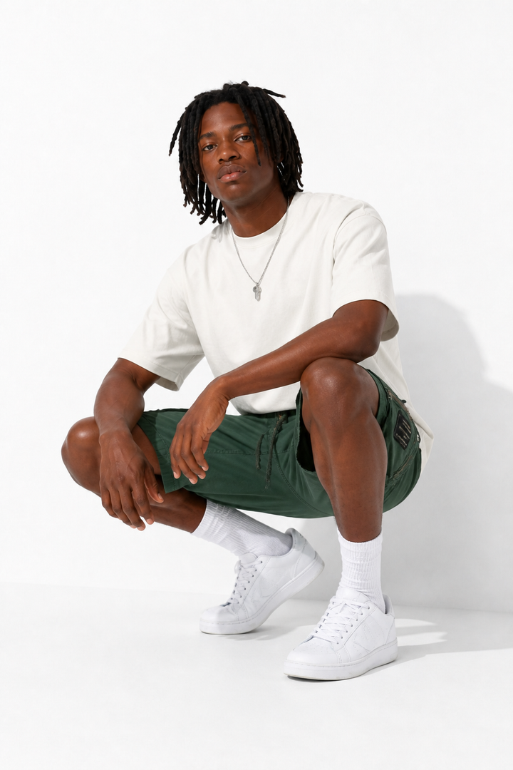 SHORT CARGO HOMME vert zoom accroupi