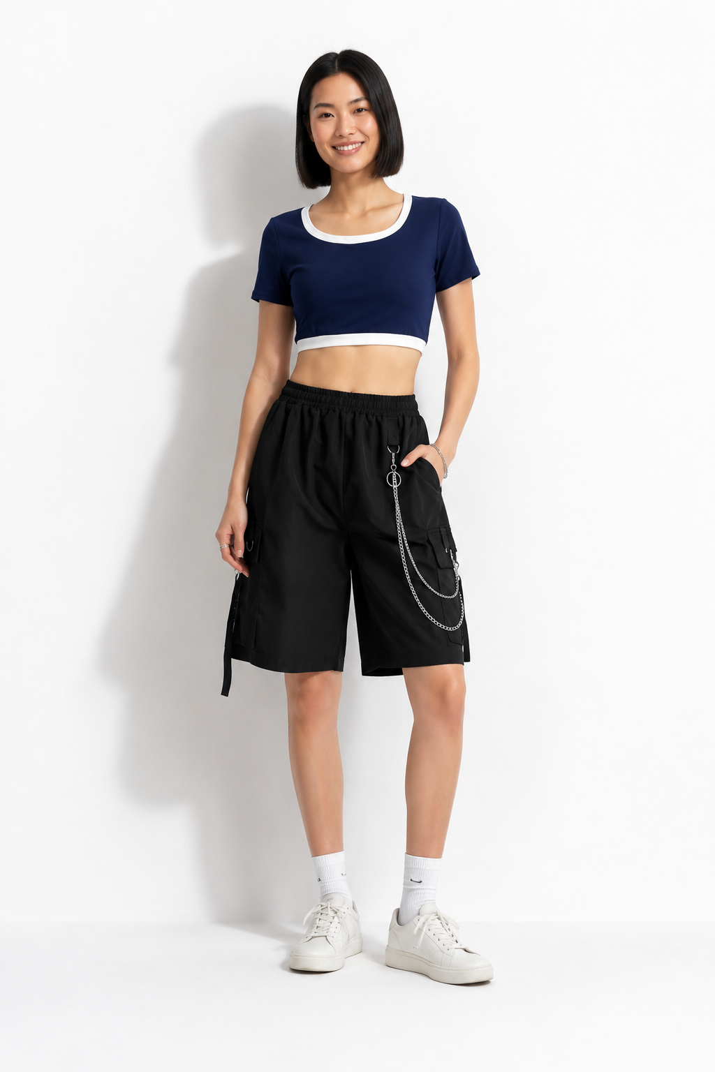 Short cargo chic et rebelle avec chaîne pour femme