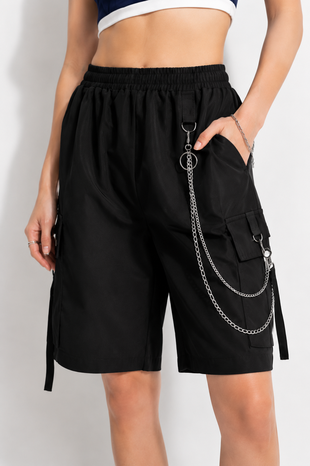 Short cargo chic et rebelle avec chaîne pour femme
