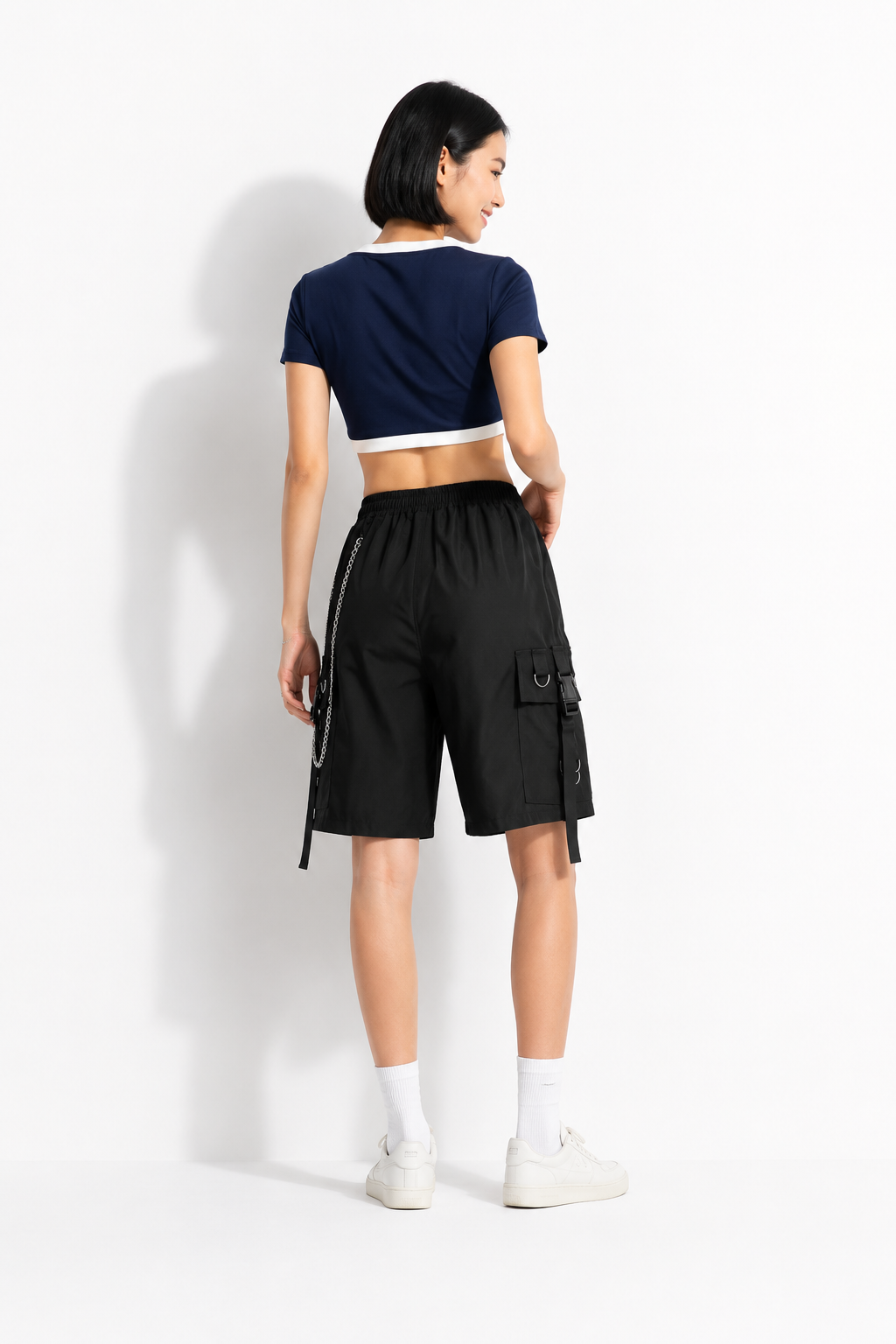 Short cargo chic et rebelle avec chaîne pour femme de dos