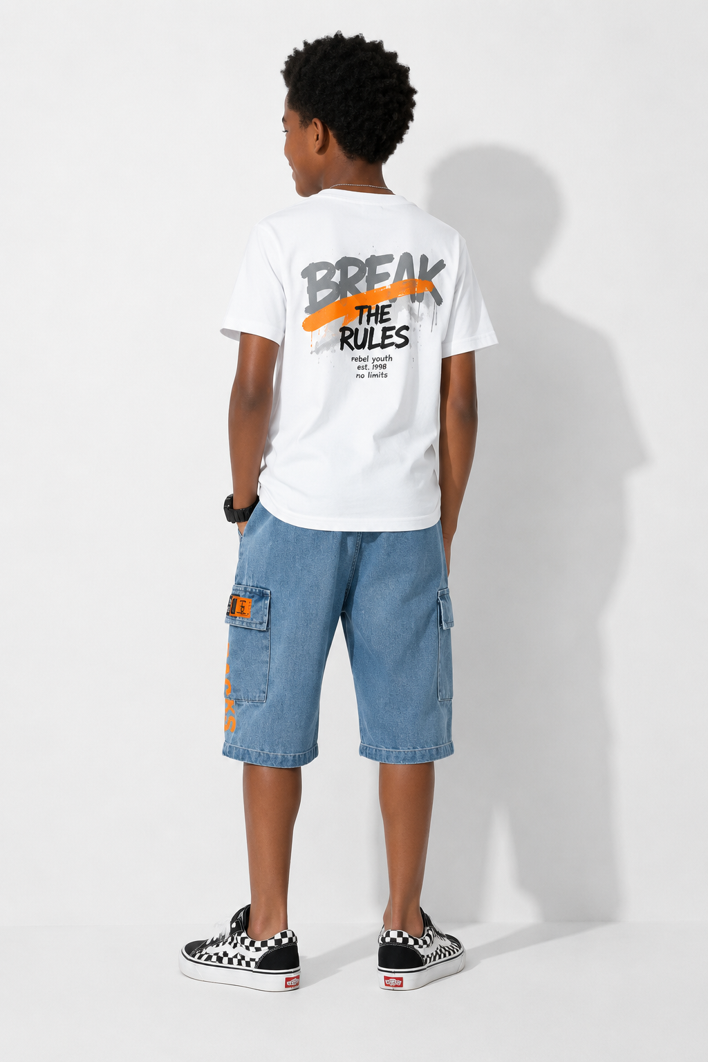 Short cargo enfant en jean bleu délavé de dos