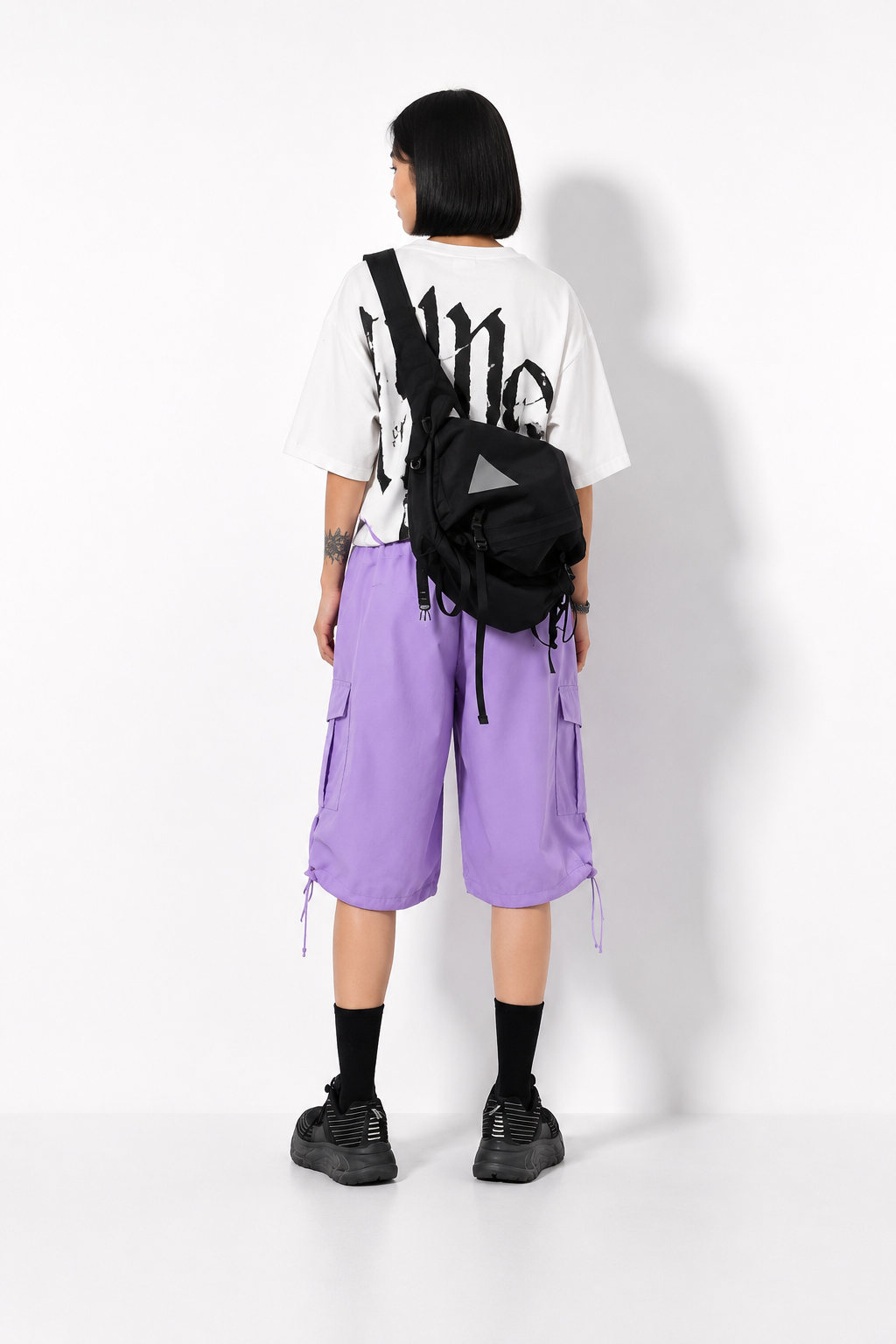 Short cargo femme violet urbain de dos