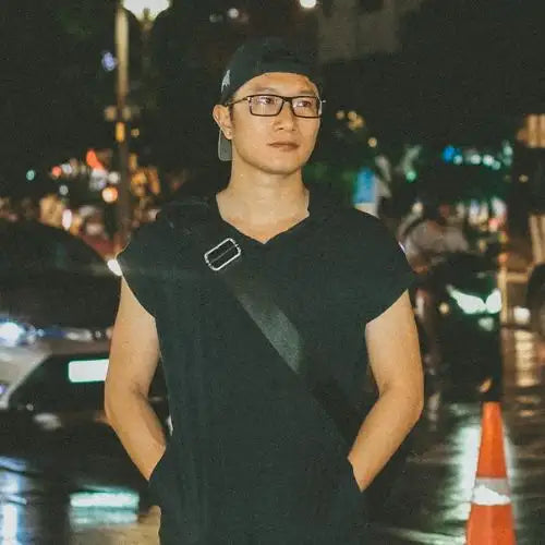 Casquette noire avec un petit logo blanc sur le devant