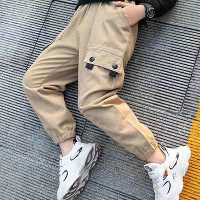 pantalon cargo beige garçon couché