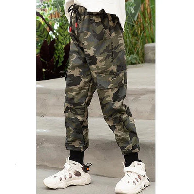 pantalon cargo camouflage fille de profil