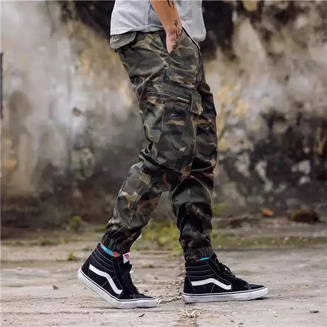 pantalon cargo camouflage homme de profil