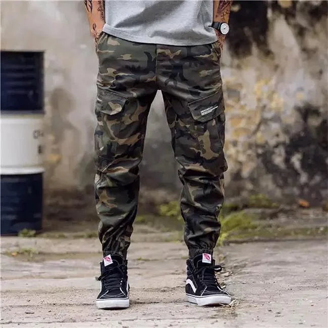 pantalon cargo camouflage homme de dos