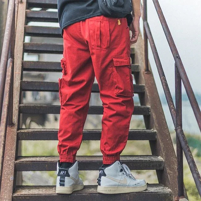 pantalon cargo rouge de dos