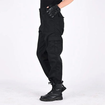 pantalon noir cargo de profil