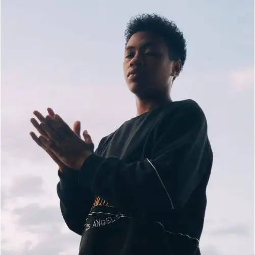 Sweatshirt à manches longues noir avec lettrage or et blanc sur la poitrine